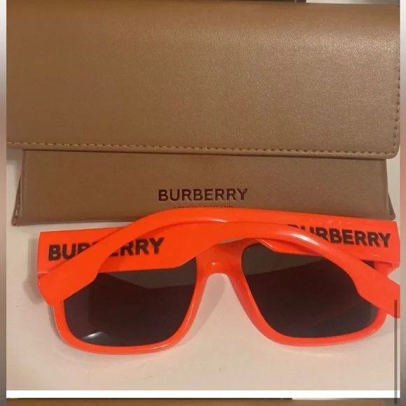 NIB Burberry Sunglasses - Picture 2 of 2